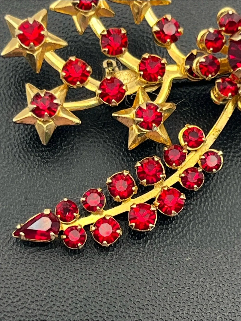 Red rhinestone star flower gold tone vintage brooch pin